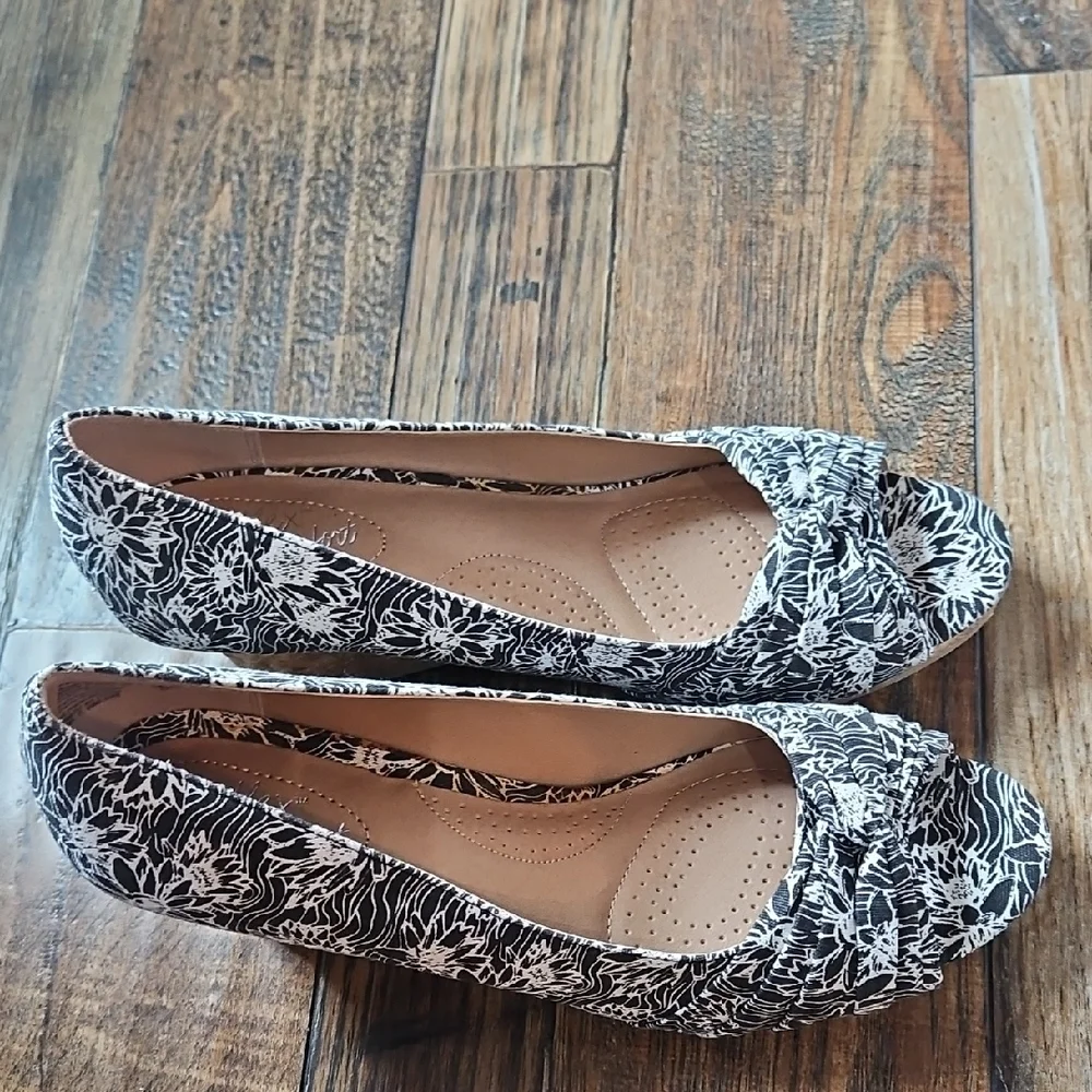 Dexflex Comfort Black and‎ White Floral Wedges